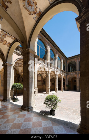 Portico e cortile nel Palazzo dell'Archiginnasio, piazza Galvani, Bologna, Emilia Romagna, Italia Foto Stock
