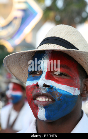 Il carnevale partecipante con bandiera dominicana sul suo volto di eseguire durante il Santo Domingo Carnevale, Repubblica Dominicana Foto Stock