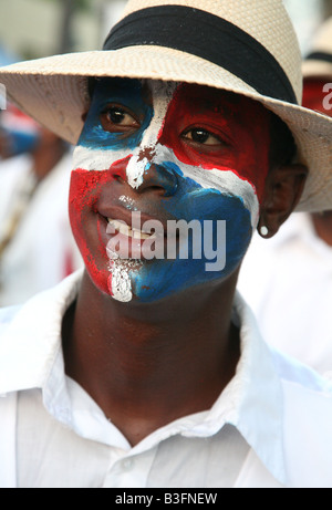 Il carnevale partecipante con bandiera dominicana sul suo volto di eseguire durante il Santo Domingo Carnevale, Repubblica Dominicana Foto Stock