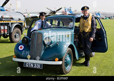 Attori di RAF posa uniforme per annata Hillman auto a Rafa carità Shoreham Airshow Aeroporto Sussex England Foto Stock