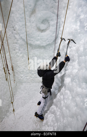 Hukawai il clima degli ambienti interni controllata di arrampicata su ghiaccio con camera di donna sulla coperta parete di ghiaccio Franz Josef Isola del Sud della Nuova Zelanda Foto Stock