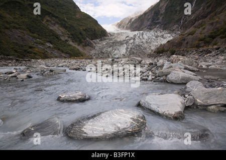 Fiume Waiho acqua di disgelo glaciale sotto ritirandosi Ghiacciaio Franz Josef. Franz Josef Westland National Park Isola del Sud della Nuova Zelanda Foto Stock