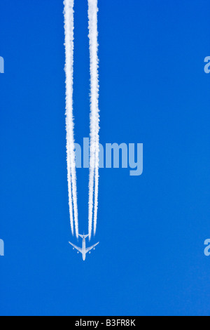 I jumbo jet 747 blu cielo con contrails Foto Stock