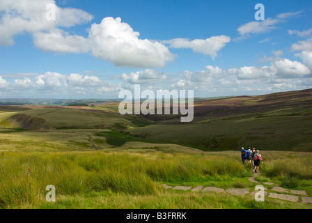 Walkers sul Haworth Moor, West Yorkshire, Inghilterra, Regno Unito Foto Stock