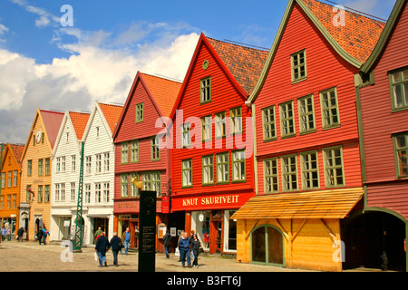 Case di legno colorato storiche case di commercio nel patrimonio mondiale dell UNESCO di Bryggen a Bergen in Norvegia Foto Stock