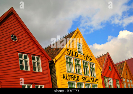 Case di legno colorato storiche case di commercio nel patrimonio mondiale dell UNESCO di Bryggen a Bergen in Norvegia Foto Stock