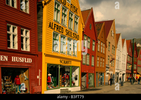 Case di legno colorato storiche case di commercio nel patrimonio mondiale dell UNESCO di Bryggen a Bergen in Norvegia Foto Stock