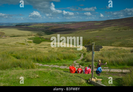 Walkers sul Haworth Moor, West Yorkshire, Inghilterra, Regno Unito Foto Stock