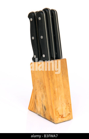 Set di coltelli nella base di legno oggetti domestici isolati su sfondo bianco Foto Stock