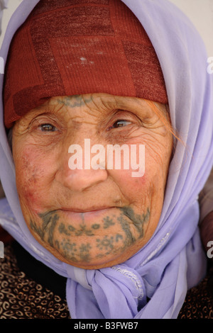 Donna Beduina con tatoo tradizionale sul suo mento, Siria Foto Stock