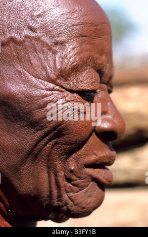 Ritratto di un vecchio invecchiato uomo Himba della Namibia in africa Foto Stock