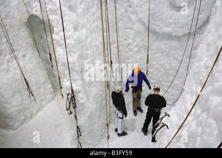 Hukawai il clima degli ambienti interni controllati arrampicata su ghiaccio camera con persone di formazione interna sulla parete di ghiaccio Franz Josef Nuova Zelanda Foto Stock