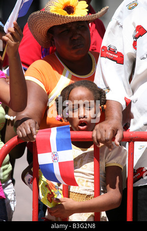 Pubblico in attesa di una parata militare sul giorno di indipendenza in Santo Domingo, Repubblica Dominicana Foto Stock