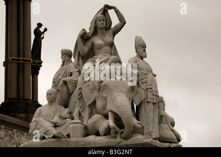 Una delle sculture allegoriche che rappresentano i continenti su Albert Memorial a Londra, Inghilterra. Foto Stock