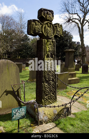 Viii secolo D.C. Croce celtica in St Lawrences Chiesa Eyam Peak District Derbyshire Gran Bretagna Foto Stock