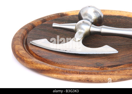Dettaglio della carne di argento cleaver e tenderizer e cucina board isolato Foto Stock