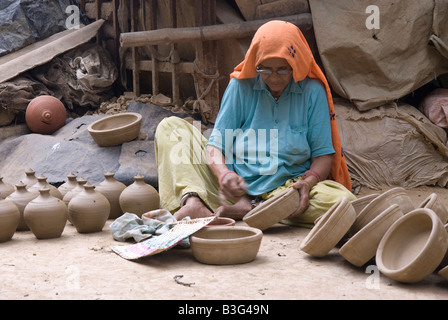 India Delhi potter femmina vendere il suo artigianato in una bancarella di strada Foto Stock