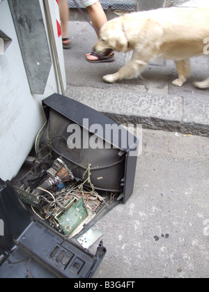 Una vecchia tv rotta oggetto di dumping nelle strade della città città Foto Stock