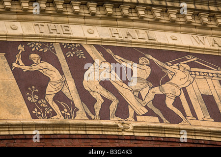 La facciata della Royal Albert Hall di Londra, Inghilterra. Il mosaico rappresenta il Trionfo delle Arti e delle Scienze. Foto Stock