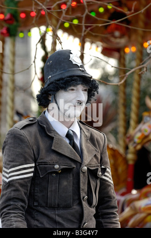 Bianco e nero poliziotto - street intrattenitore su London Southbank Foto Stock