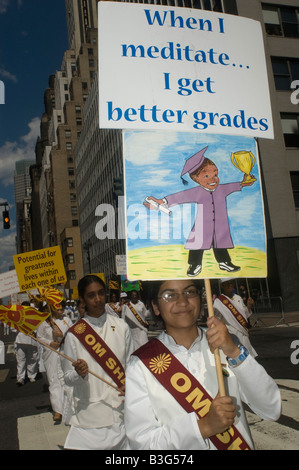 Membri della Brahma Kumaris marzo nel Indian Independence Day Parade di New York Foto Stock