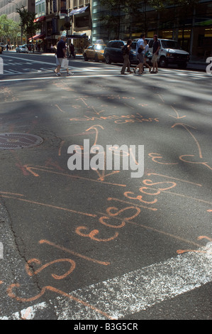 Contrassegni di geometra e frecce verniciato a spruzzo su una strada di New York Foto Stock