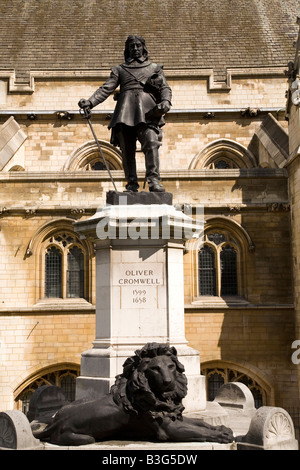 La statua di Oliver Cromwell (1599-1658) che si erge al di fuori della sede del parlamento di Westminster, Inghilterra. Foto Stock