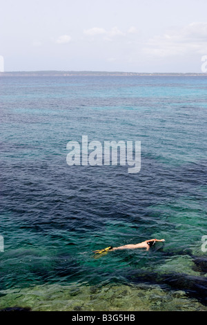 Snorkeler swiming in Formentera Foto Stock