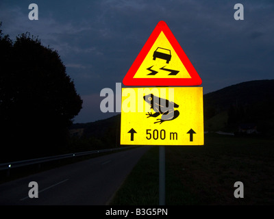 Segno di traffico rane sulla strada intrapresa vicino alla città di Brezice Slovenia Europa Foto Stock