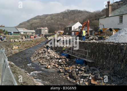 Il restauro delle rive del fiume valenza, Boscastle Harbour, Cornwall Regno Unito Foto Stock