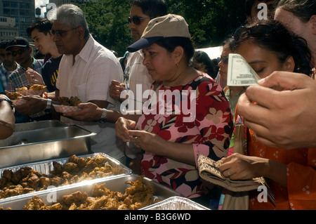 Paradegoers sono serviti cucina indiana autentica da venditori in fiera dopo l'indipendenza indiana parata del giorno Foto Stock