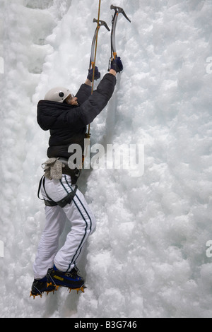 Hukawai il clima degli ambienti interni controllata di arrampicata su ghiaccio con camera di donna sulla coperta parete di ghiaccio Franz Josef Isola del Sud della Nuova Zelanda Foto Stock