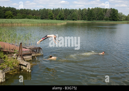 Farm boys nuotare nel Odra Oder fiume nelle campagne della Polonia Occidentale Foto Stock