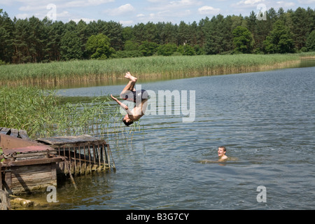 Farm boys nuotare nel Odra Oder fiume nelle campagne della Polonia Occidentale Foto Stock