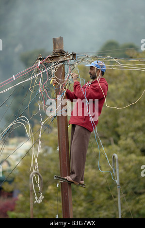 India Tamil Nadu Coonoor 2005 elettricista indiano lavorando sul cablaggio di post in Coonoor Foto Stock