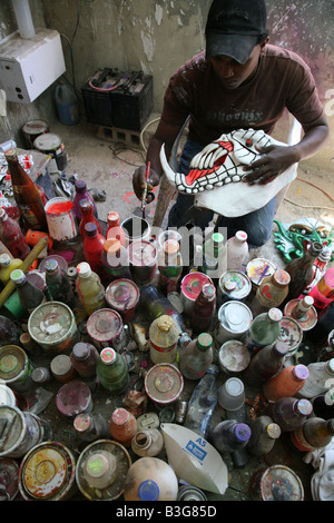 Maskmaker nella sua officina preparano le maschere del Diablo Cojuelo per Carnaval Vegano in La Vega, Repubblica Dominicana Foto Stock