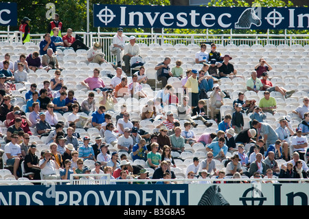 Guardare la folla Inghilterra sud Africa al Lords Cricket Ground Foto Stock