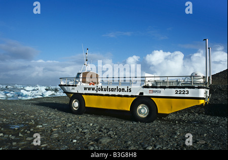 Uno dei veicoli anfibi utilizzati per escursioni a Jokulsarlon laguna glaciale, Islanda Foto Stock