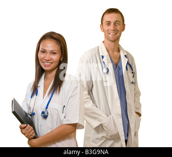Giovani asiatici e caucasici professionisti medici insieme permanente Foto Stock