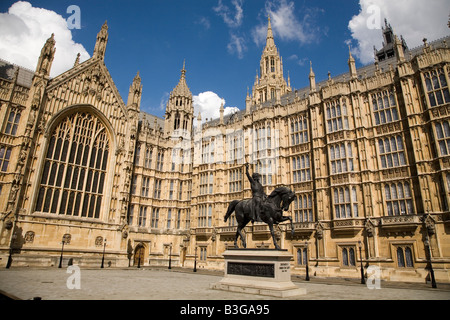 La statua di Riccardo Cuor di Leone (1157- 1199) al di fuori del palazzo di Westmister a Londra, Inghilterra. Foto Stock