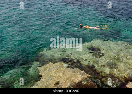 Snorkeler swiming in Formentera Foto Stock