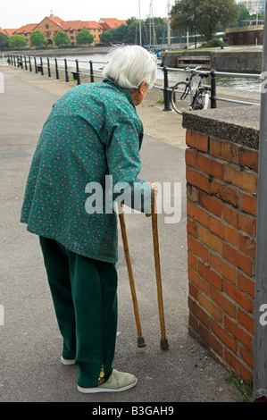 Anziani attivi Inglese 92 anno vecchia donna camminare con due canne Foto Stock