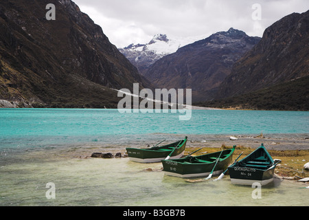 Il Blu traslucido laghi nel Parco Nazionale del Huascaran: Llanganuco laghi, laguna di Llanganuco vicino Huarez in Perù. Foto Stock