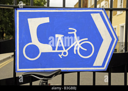 Pedicab direzione segno Hackney Londra Inghilterra REGNO UNITO Foto Stock