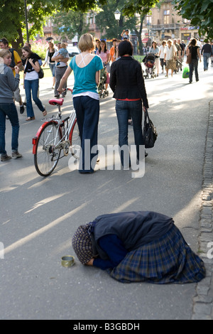 Gipsy Roma in stile drammatico chiede denaro a Cracovia Polonia Foto Stock