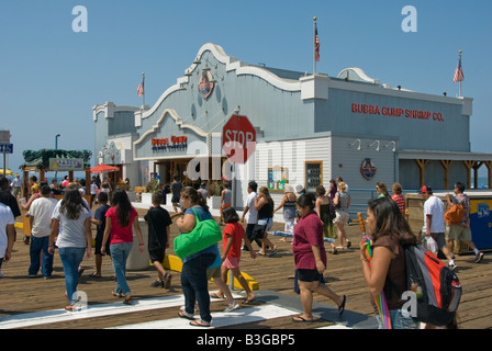 Pacific Park al Molo di Santa Monica Pier CA famiglia parco dei divertimenti di Bubba Gump Restaurant Foto Stock