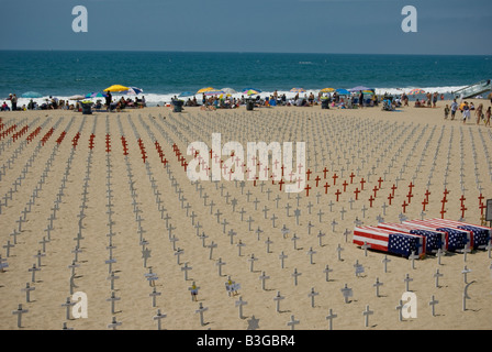 Arlington West memorial, la spiaggia di Santa Monica, California. Croce di legno, stella di Davide, lunette e bandiera drapped bare Foto Stock