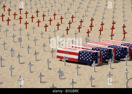 Arlington West memorial, la spiaggia di Santa Monica, California. Croce di legno, stella di Davide, lunette e bandiera drapped bare Foto Stock