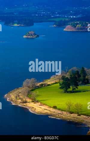 Inghilterra Cumbria Parco Nazionale del Distretto dei Laghi Derwentwater con Derwent Island & Keswick visto dalla sorpresa vista sulla rupe Gowder Foto Stock