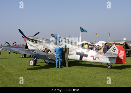 Messerschmidt e manutenzione equipaggio a Rafa carità Shoreham Airshow Aeroporto Sussex England Foto Stock